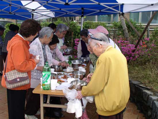 지역 단체장들을 비롯한 어르신께서 소머리편육과 국밥등 맛있는 점심을 드셨으며 나눔의 정신이 깃든 백설기떡도 포장해 제공하였다. 